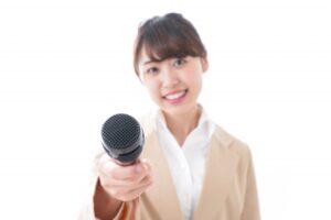 インタビューする女性