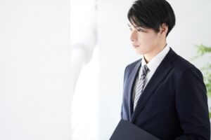 真顔の男性会社員
