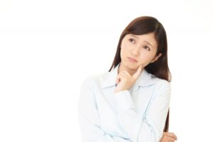 悩む女性
