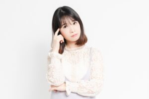 疑問に思う女性