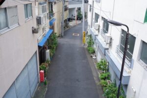 狭い路地イメージ