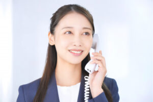 電話する女性