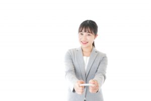 名刺を渡す女性