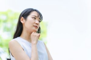 首を傾げる女性