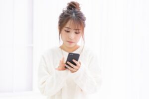 スマホをチェックする女性