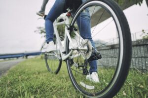 自転車に乗る女性