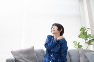 肩が凝る女性