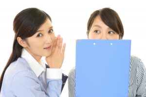 ヒソヒソ話する女性