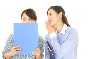 噂話する女性会社員