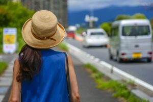 散歩する麦わら帽子の女性