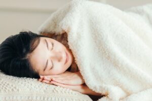 気持ちよく眠る女性