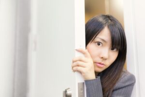 覗き込む女子社員